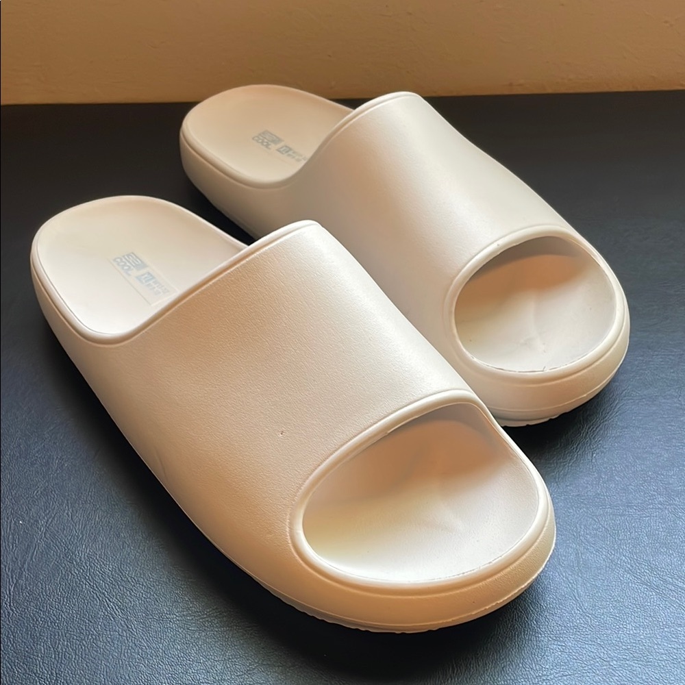 32 DEGREES Slip On Cool Slides, Women’s XL 11-12 or Men’s 9-10, Cream
